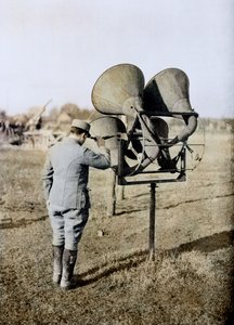 Franse soldaat met een akoestisch luisterapparaat dat vliegtuigen kan volgen, ter voorbereiding op luchtafweergeschut, Frankrijk, ca. 1916-18 door French Photographer